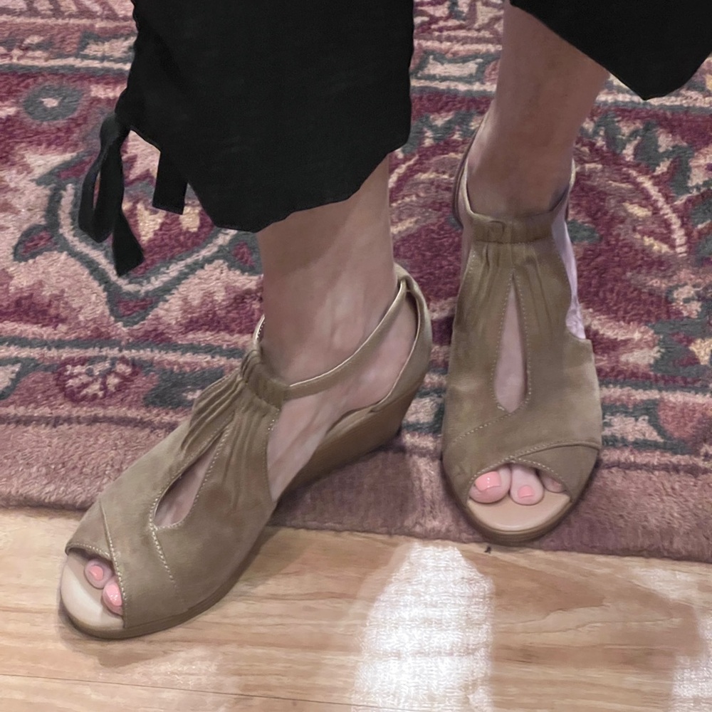 Brinkley Co Comfort Sole Wedge Sandal Sz 8 NIB
